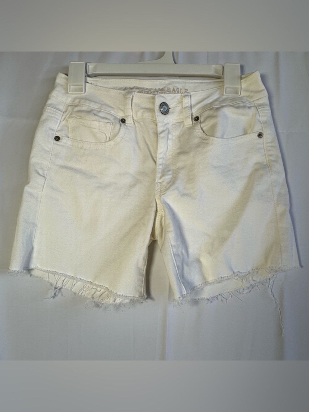 American Eagle White Distressed Relaxed Denim Mid-Rise Womens Short size 6
